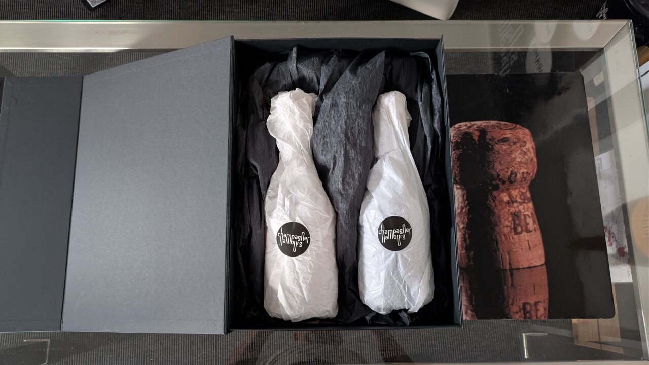 Take 2 for Luxus - 2x Joly-Champagne mit 2 Gläsern im edlen Geschenk Karton – Bild 2